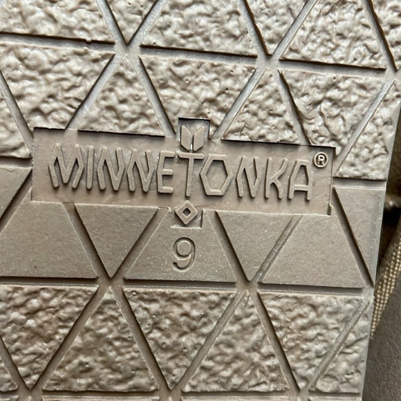 Minnetonka Women’s Olympia Suede Boots. Sheepskin Lining Easy Slip On. NWOT - Picture 7 of 15